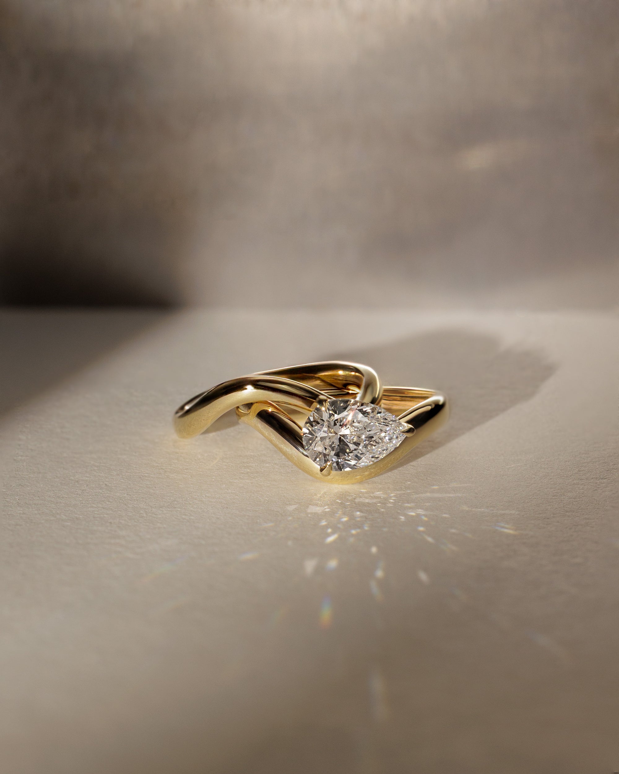 Plain wedding band in polished gold with a classic rounded edge – timeless and minimalist design for everyday wear or weddings.