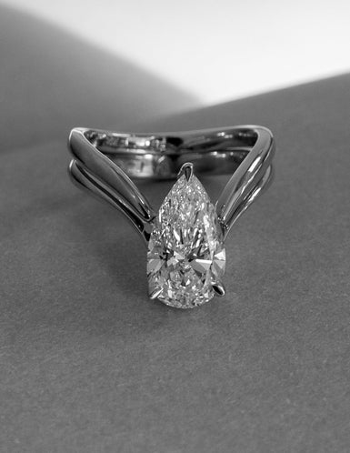 1.0 - 2.5 CT Pear Shaped Moissanite Solitaire Style Bridal Set