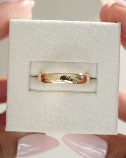 Timeless plain wedding band with a smooth polished finish – classic unisex gold ring, perfect for traditional weddings or everyday elegance.
