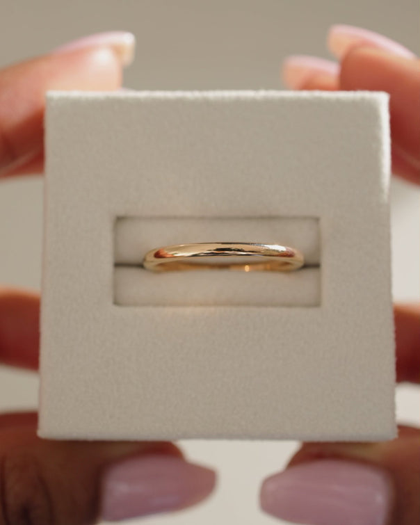 Minimalist plain wedding band in polished gold – classic unisex design for timeless elegance, perfect for engagements or weddings.