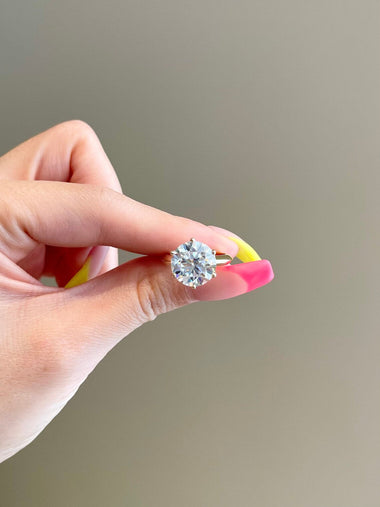 2.0 CT- 5.0 CT Round Shaped Moissanite Solitaire Engagement Ring - crownmoissanite