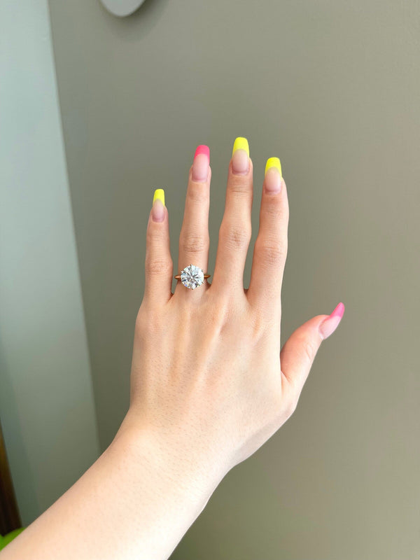 2.0 CT- 5.0 CT Round Shaped Moissanite Solitaire Engagement Ring - crownmoissanite