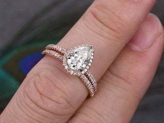 1.0 CT Pear Cut Halo Moissanite Bridal Ring Set - crownmoissanite